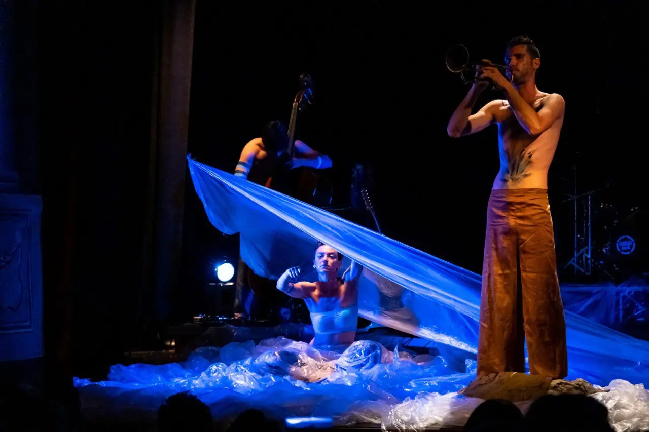 Sinking Islands, scena